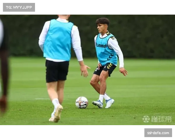 里夫斯领袖风范尽显，拉拉维亚感慨每球都受其助力